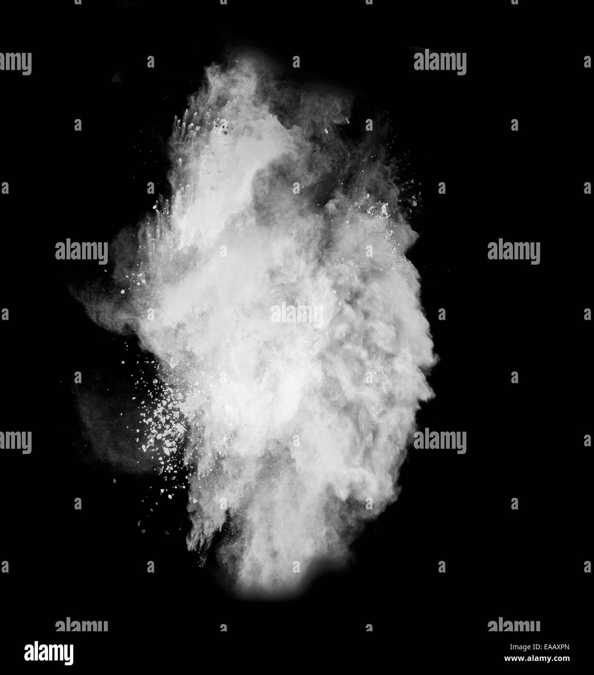 Motion de gel d'explosion de poussière blanc isolé sur fond noir Banque D'Images