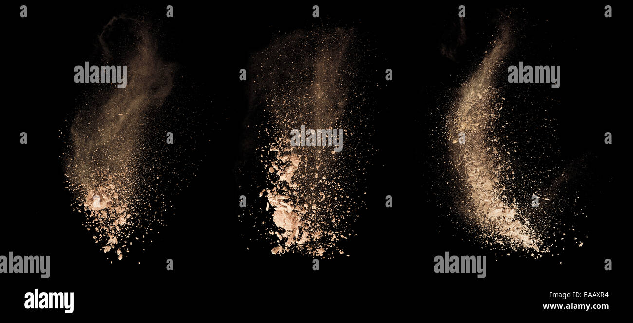 Poudre de maquillage isolé sur fond noir Banque D'Images