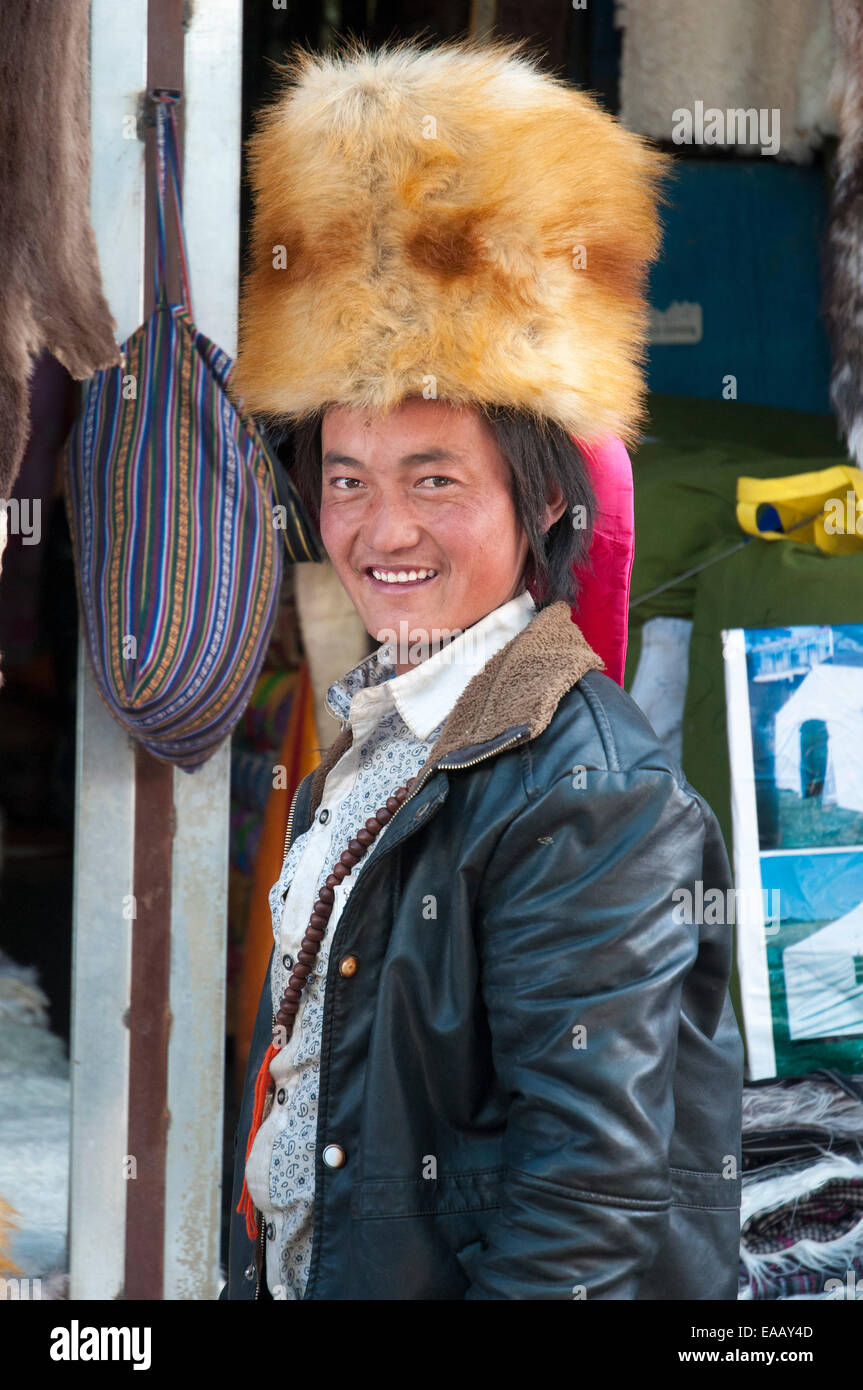 La modélisation de l'homme tibétain a fur hat à Shigatse, Tibet, Chine Banque D'Images