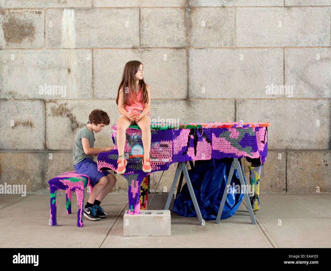 Les enfants en plein air de piano en bonneterie Banque D'Images