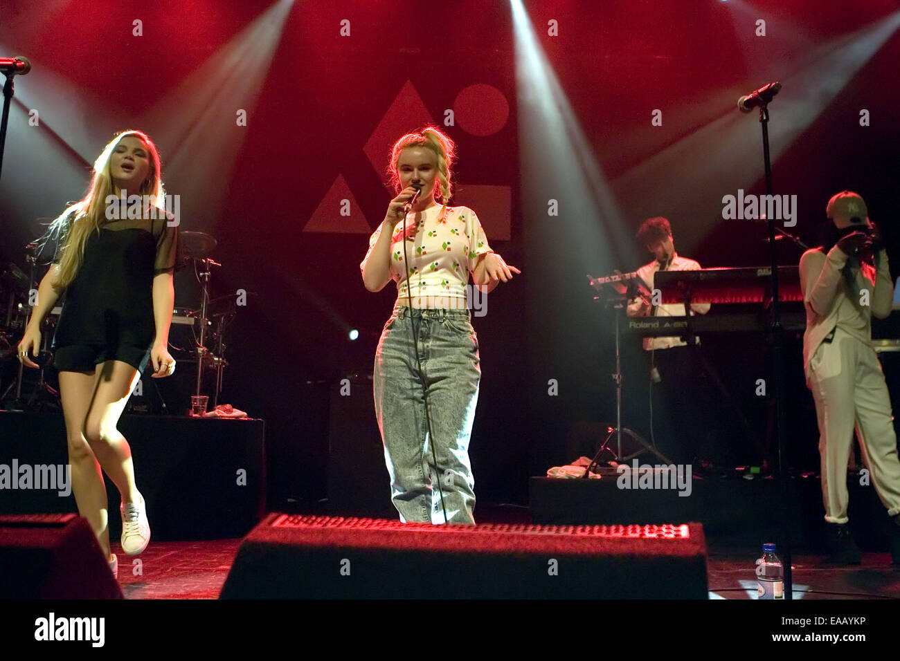 Clean Bandit, avec la chanson 'plutôt' sous leur ceinture, d'effectuer en direct sur scène à l'O2 ABC Glasgow où dans : Glasgow, Écosse, Royaume-Uni Quand : 08 mai 2014 Banque D'Images