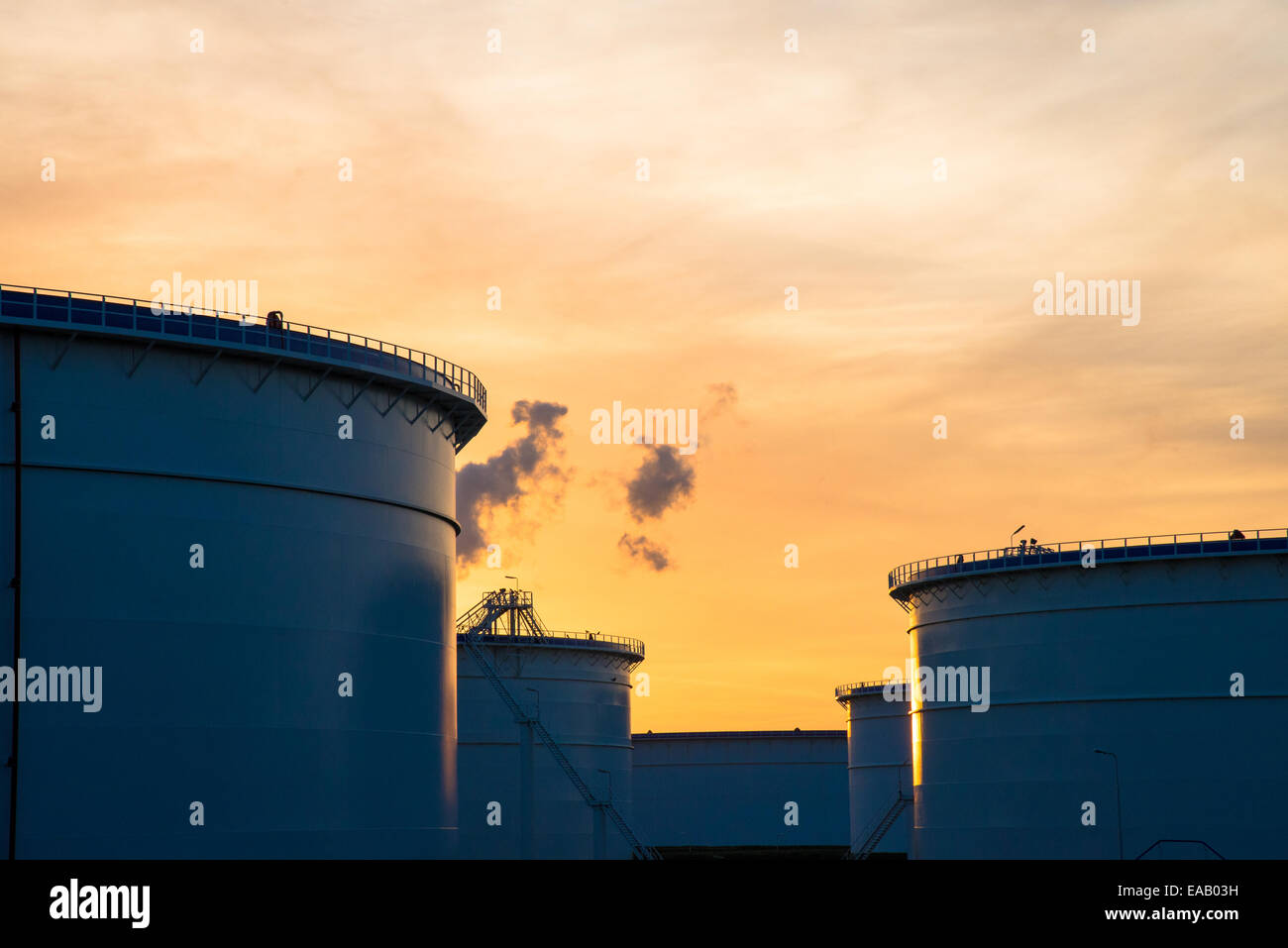 Les réservoirs de stockage de pétrole au port de Rotterdam Hollande Banque D'Images