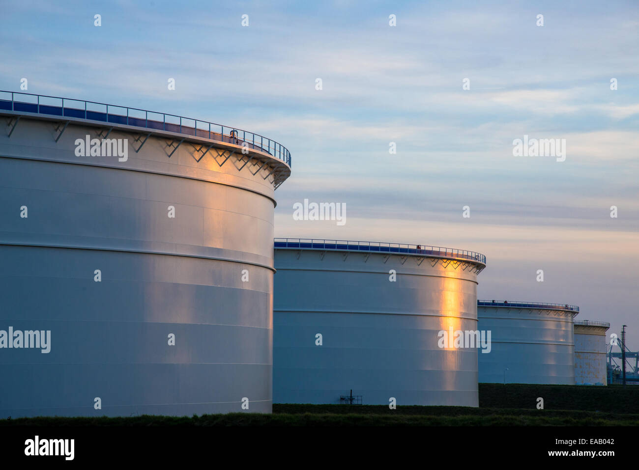 Les réservoirs de stockage de pétrole au port de Rotterdam Hollande Banque D'Images