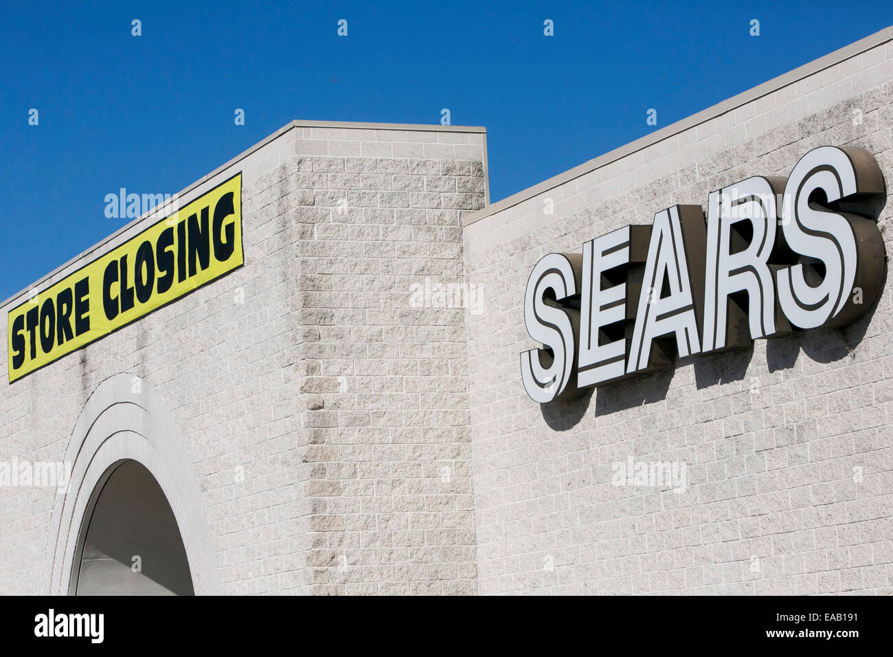 Un magasin de détail Sears avec un 'Store' Vente de clôture en bannière de Chambersburg, Pennsylvanie, le 9 novembre 2014. Sears Holdings, Inc., Banque D'Images