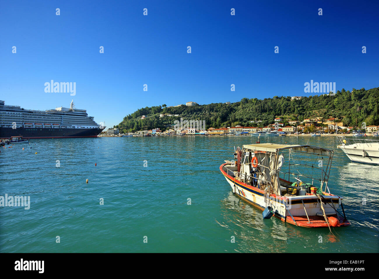 Bateau de croisière au port de Katakolo, près de l'ancienne Olympia, l'ILEIA, Péloponnèse, Grèce. Banque D'Images