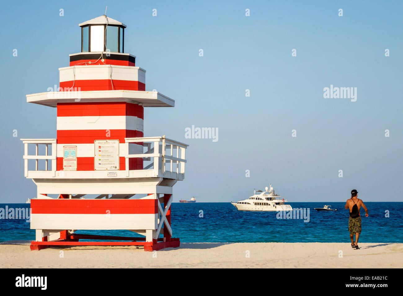 Miami Beach Floride, sable, phare station de maître-nageur en forme de phare, océan Atlantique, eau, sable, homme hommes, bateau, FL140823027 Banque D'Images