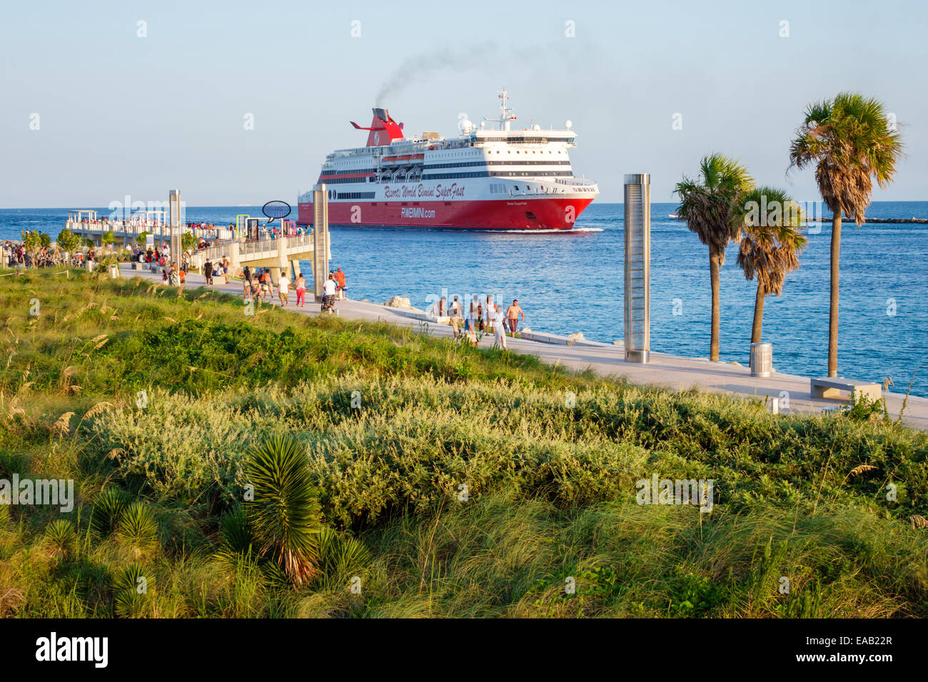 Miami Beach Florida,South Pointe Park Pier,Océan Atlantique,Government Cut,eau,dune grass,naturel,Turtle Light Towers,FL140823045 Banque D'Images