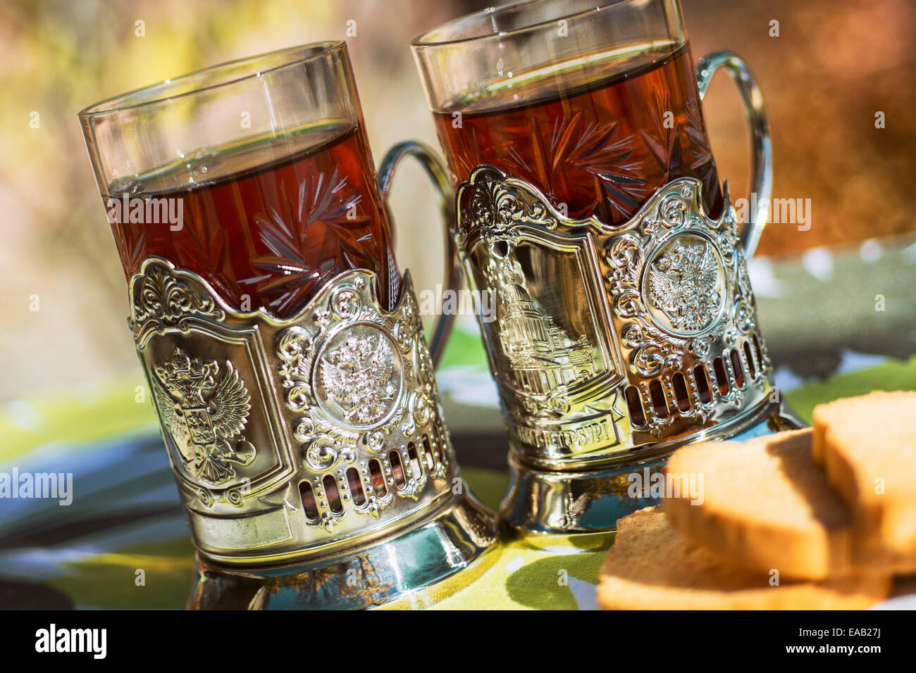 Plateau en verre, verres en verre traditionnel russe Podstakannik, détenteurs de titulaire Banque D'Images