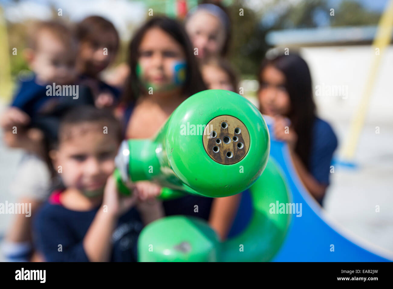 Les enfants dans un parc de pulvérisation à Bakersfield, Californie, USA. Après les quatre ans de sécheresse, Bakersfield est maintenant le plus sec des villes des USA. Toutes les villes parcs de pulvérisation ont été fermées comme il n'y a plus assez d'eau pour les faire fonctionner. Banque D'Images