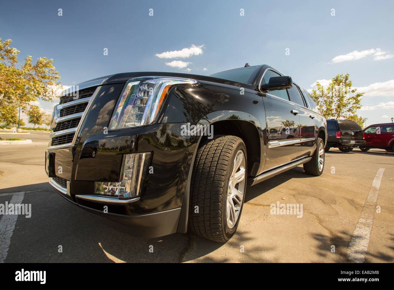 Une énorme voiture consomme beaucoup de gaz dans la région de Bakersfield, Californie, USA. À la suite d'une sécheresse sans précédent de quatre ans, Bakersfield est maintenant la ville la plus sèche des USA., American encore;s ne parviennent pas à faire le lien entre leur vie d'abondance et le changement climatique. Banque D'Images