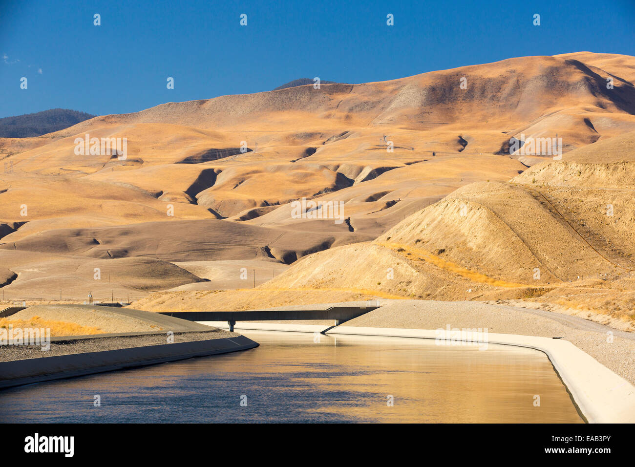 L'aquaduct de Californie qui apporte l'eau de neige dans les montagnes de la Sierra Nevada à famrland dans la vallée centrale. Follow Banque D'Images