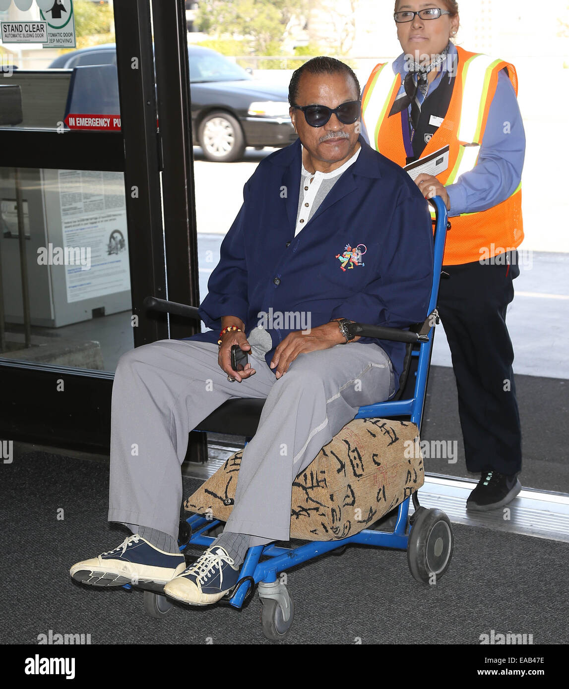 Billy Dee Williams arrive à Los Angeles International (LAX) dans un fauteuil roulant En vedette : Billy Dee Williams Où : Los Angeles, California, United States Quand : 08 mai 2014 Banque D'Images
