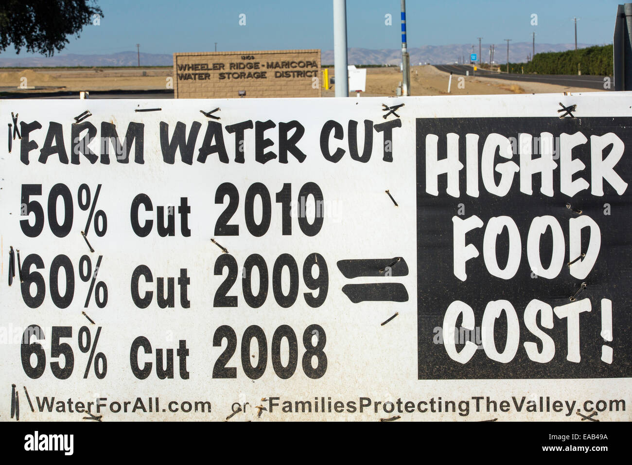 Un signe d'agriculteurs à propos de la crise de l'eau lien suivant sur un 4 l'année de la sécheresse, près de Bakersfield dans la Central Valley, Californie, USA, avec le sol s'est tourné vers la poussière. L'ensemble de la Californie est dans une sécheresse catastrophique avec des pertes de 2 milliards de dollars par an du secteur agricole, avec de nombreux travailleurs mis à pied. Un tiers des enfants en Californie en ce moment vont au lit le ventre vide. Banque D'Images