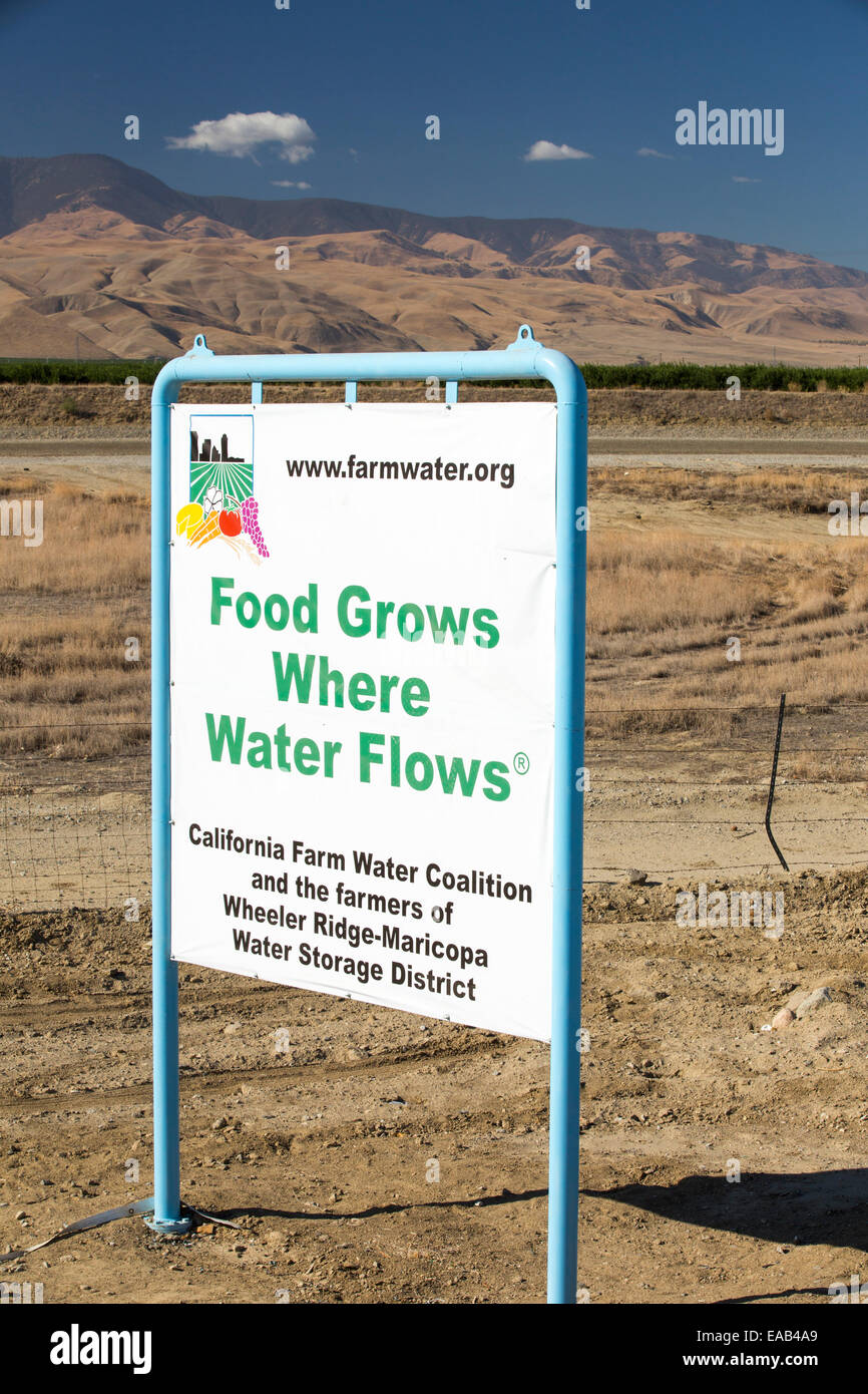 Un signe d'agriculteurs à propos de la crise de l'eau lien suivant sur un 4 l'année de la sécheresse, près de Bakersfield dans la Central Valley, Californie, USA, avec le sol s'est tourné vers la poussière. L'ensemble de la Californie est dans une sécheresse catastrophique avec des pertes de 2 milliards de dollars par an du secteur agricole, avec de nombreux travailleurs mis à pied. Un tiers des enfants en Californie en ce moment vont au lit le ventre vide. Banque D'Images
