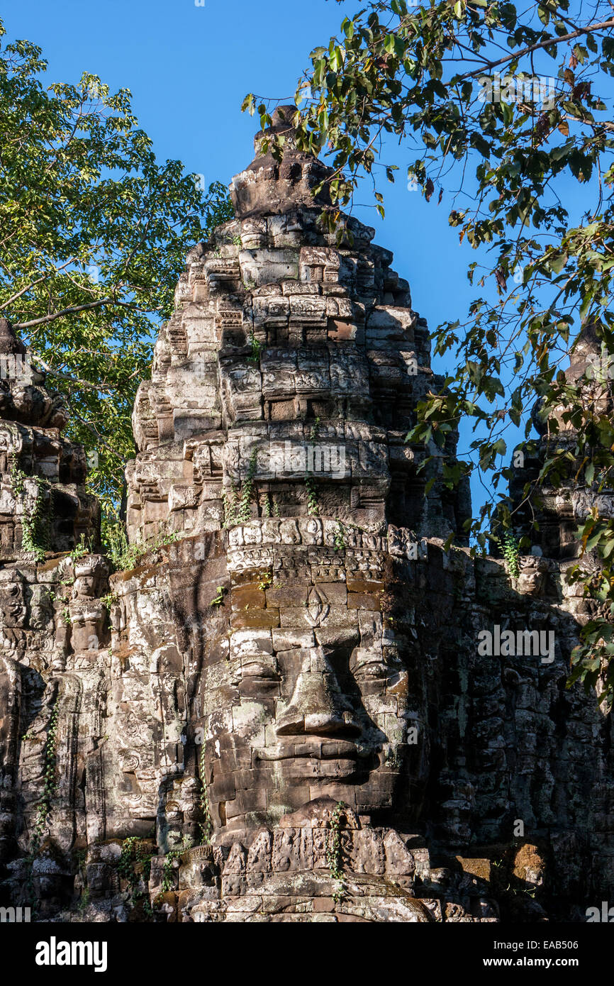 Le Cambodge. North Gate, Angkor Thom. Certains disent que le visage est celui du roi Jayavarman VII, mais ce n'est pas universellement acceptée. Banque D'Images