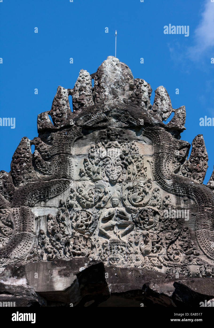 Cambodge, Angkor Wat. La sculpture sur pierre au-dessus de l'entrée de l'escalier menant au second niveau du Temple. Banque D'Images