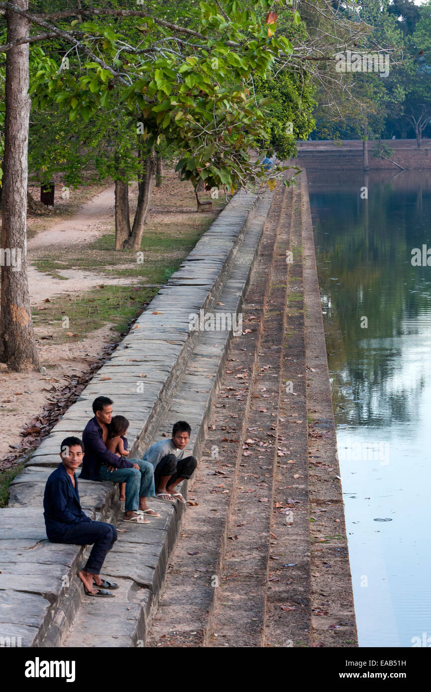 Le Cambodge. Assis sur le quai de Srah Srang, Royal Bath, près de Angkor Thom. Banque D'Images