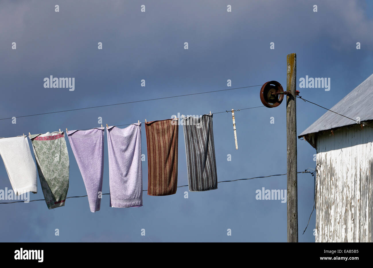 Blanchisserie soit accroché à sécher sur une corde à linge Amish farm, New Holland, comté de Lancaster, Pennsylvanie, USA Banque D'Images