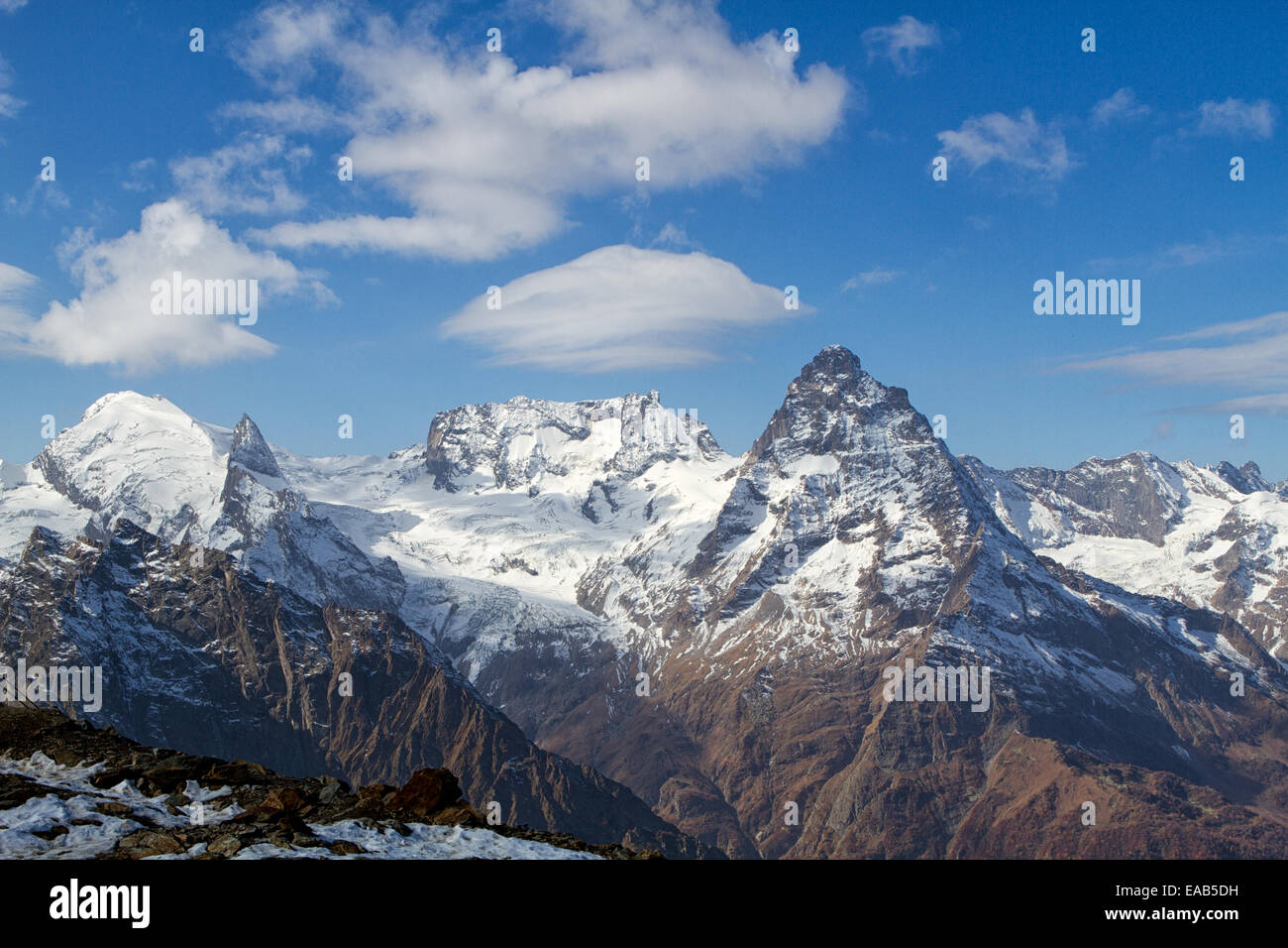 Paysage de montagnes de la région du Caucase en Russie des pics de montagne dans les nuages. Caucase. Dombay. Banque D'Images