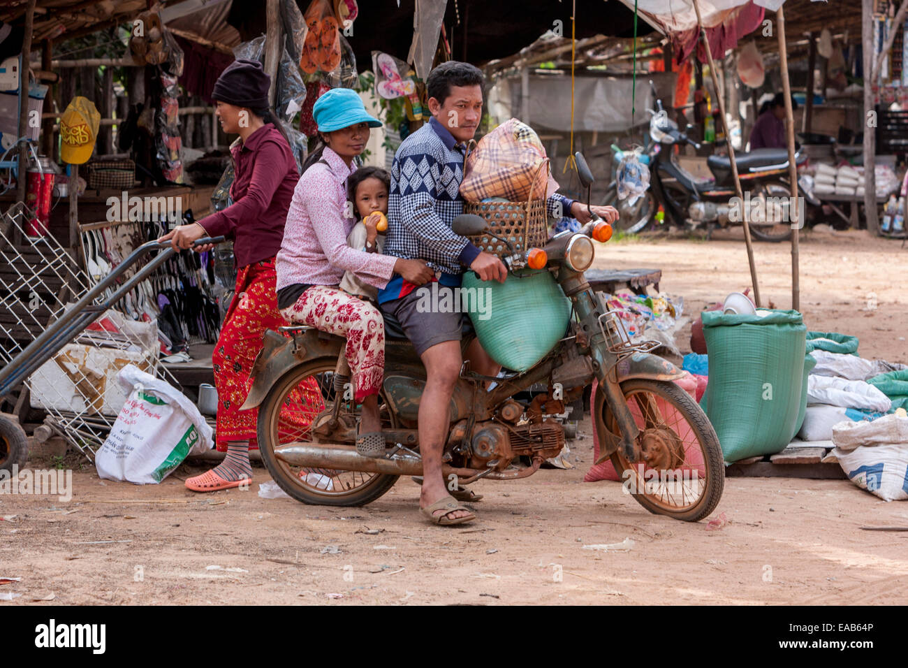 Au Cambodge, près de Siem Reap. Famille Accueil en moto après le magasinage sur le marché. Pas de casques. Banque D'Images
