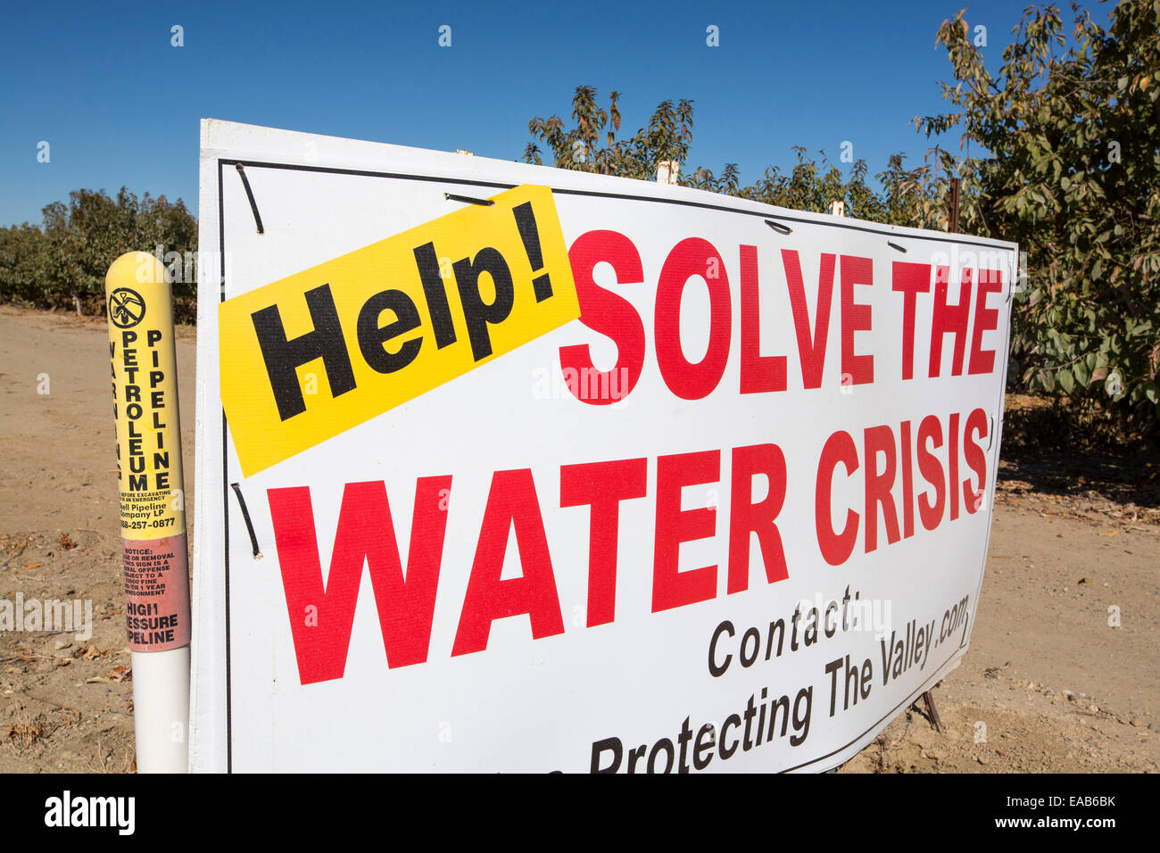 Un signe d'agriculteurs à propos de la crise de l'eau lien suivant sur un 4 l'année de la sécheresse, près de Bakersfield dans la Central Valley, Californie, USA, avec le sol s'est tourné vers la poussière. L'ensemble de la Californie est dans une sécheresse catastrophique avec des pertes de 2 milliards de dollars par an du secteur agricole, avec de nombreux travailleurs mis à pied. Un tiers des enfants en Californie en ce moment vont au lit le ventre vide. Banque D'Images