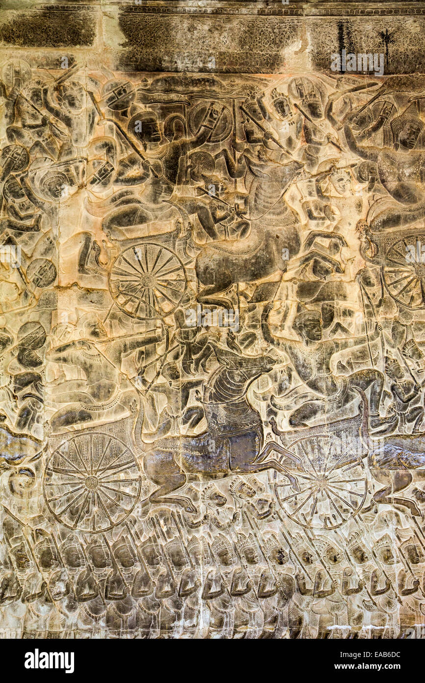 Cambodge, Angkor Wat. Bas-relief montrant l'Armée Kauravas avancer dans la bataille de Kurukshetra. Banque D'Images