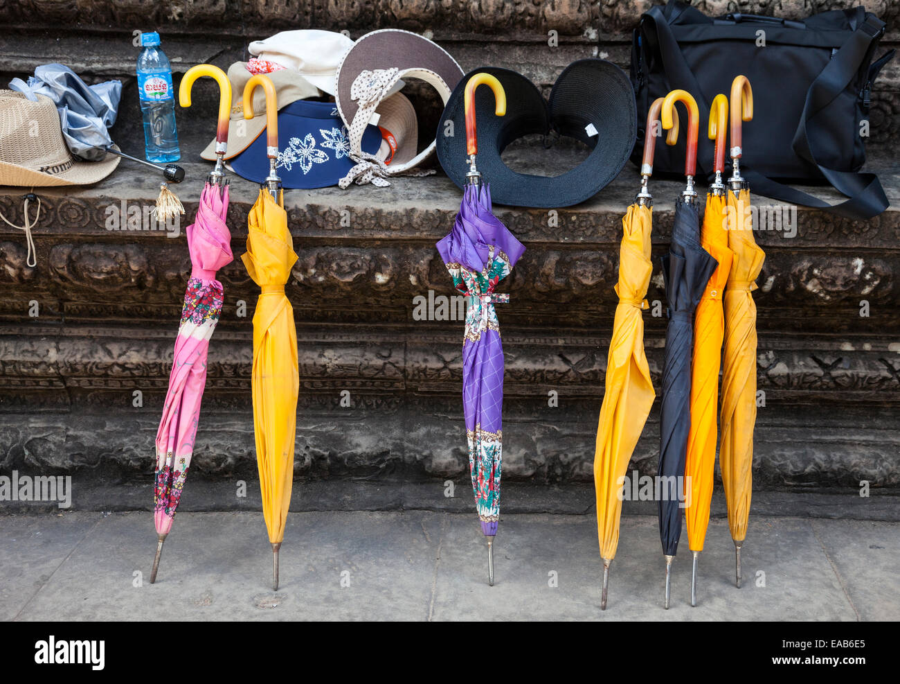 Cambodge, Angkor Wat. Des Parapluies et des chapeaux, à l'ombre du soleil. Banque D'Images