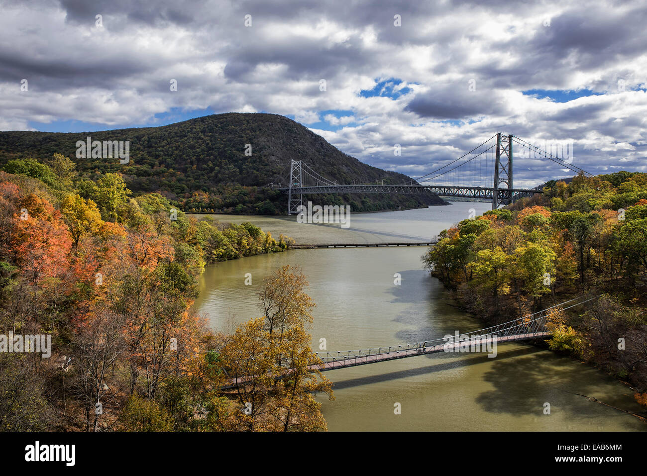 Voir d'Popolopen Creek vers le fleuve Hudson, Bear Mountain, New York, USA Banque D'Images