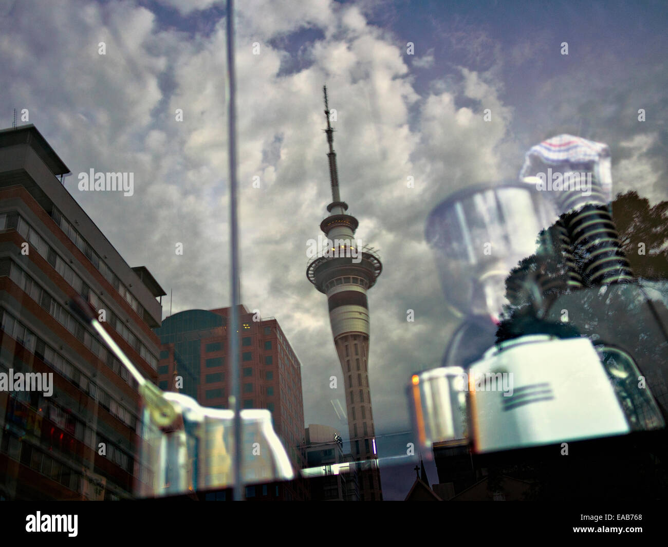 Auckland Skytower reflète dans cafe fenêtre. Banque D'Images