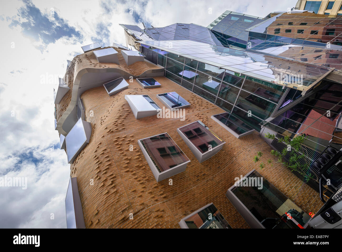 Sydney, Australie - Novembre 11, 2014 : vue extérieure de la nouvelle de Frank Gehry, le Dr Chau Chak Wing Bâtir pour l'UTS Business School de Sydney. Credit : MediaServicesAP/Alamy Live News Banque D'Images