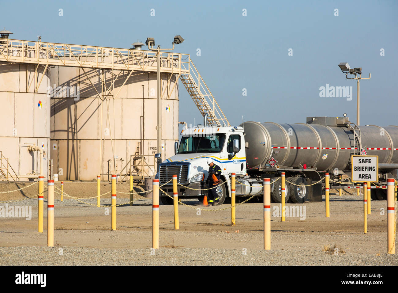 La fracturation d'un site d'être fracturée près de Wasco dans la vallée centrale de la Californie, USA. La fracturation hydraulique pour le gaz naturel et le pétrole, a réduit les prix de l'énergie dans les Etats-Unis, mais la fracturation hydraulique est une faim de l'eau, de l'industrie qui est en concurrence directe avec le secteur agricole pour l'eau. Après une longue sécheresse de 4 ans l'eau est compté. La fracturation contamine également des réserves d'eaux souterraines à partir de tous les produits chimiques qui sont pompées sous terre pour la fracturation des roches de roulement de combustibles fossiles. Banque D'Images