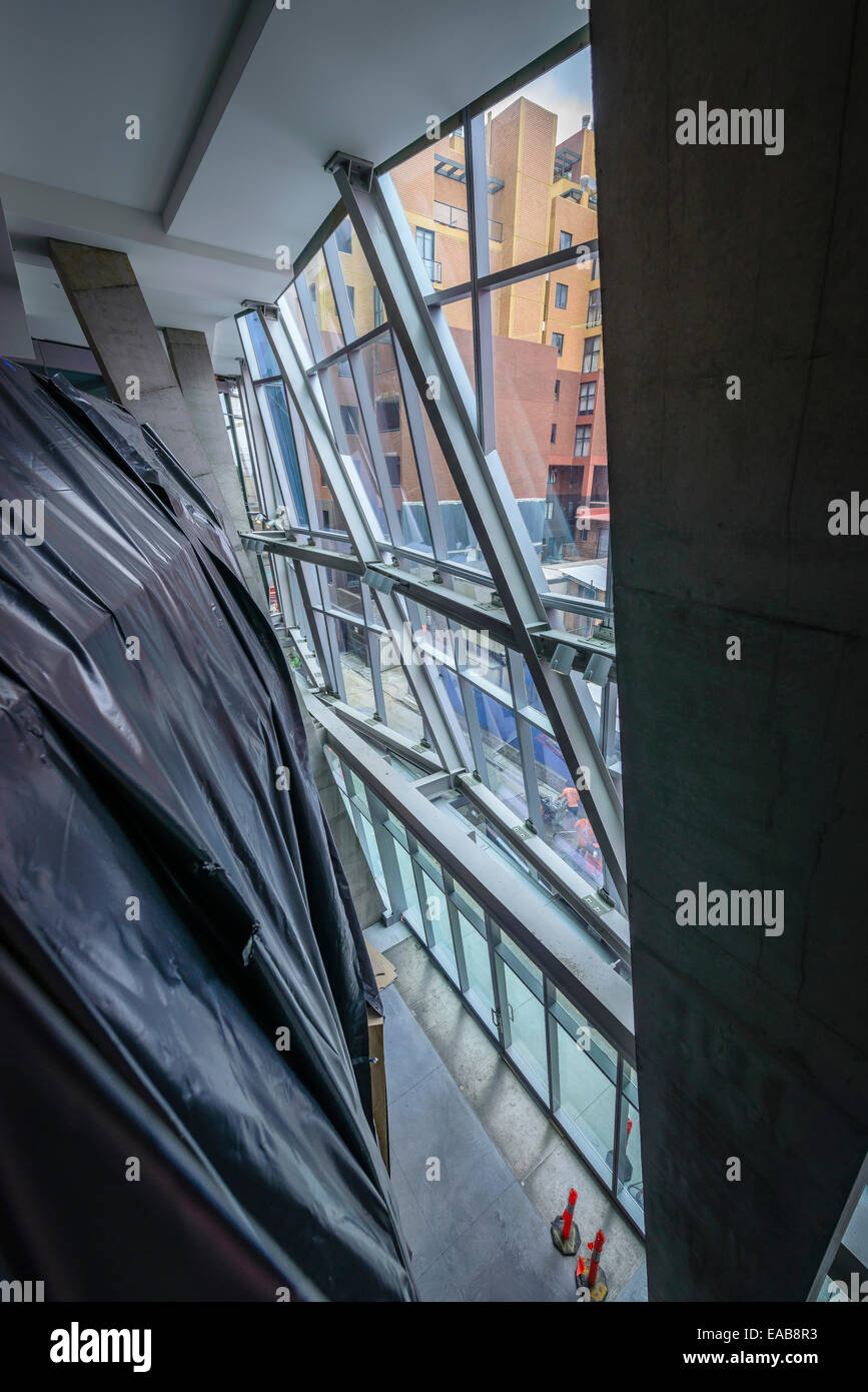 Sydney, Australie - Novembre 11, 2014 : vue interne du plus récent des bâtiments de Frank Gehry le Dr Chau Chak Wing Bâtir pour l'UTS Business School de Sydney. Credit : MediaServicesAP/Alamy Live News Banque D'Images