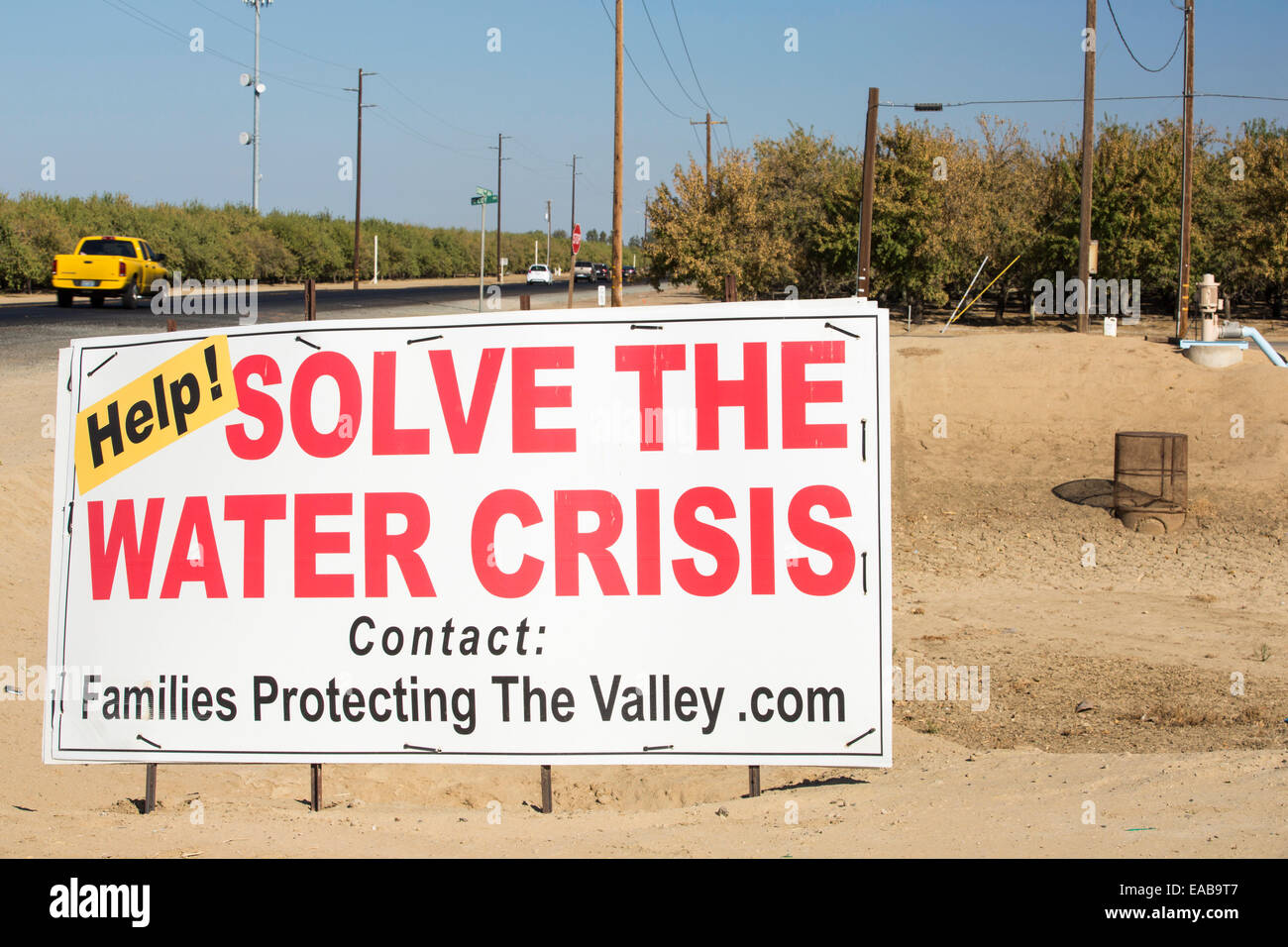 Un signe d'agriculteurs à propos de la crise de l'eau lien suivant sur un 4 l'année de la sécheresse, près de Bakersfield dans la Central Valley, Californie, USA, avec le sol s'est tourné vers la poussière. L'ensemble de la Californie est dans une sécheresse catastrophique avec $2.2 milliards de dollars par année perdue par le secteur agricole, avec de nombreux travailleurs mis à pied. Un tiers des enfants en Californie en ce moment vont au lit le ventre vide. 428 000 hectares de terres agricoles ont été retirées de la production dans la vallée centrale en raison de la sécheresse. Banque D'Images