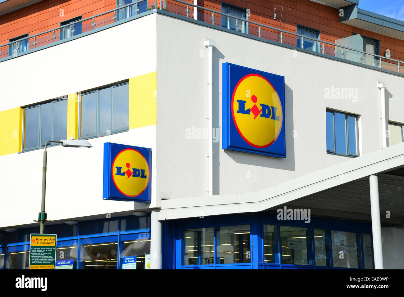 Lidl supermarché, Headley Road, Woodley, Berkshire, Angleterre, Royaume-Uni Banque D'Images