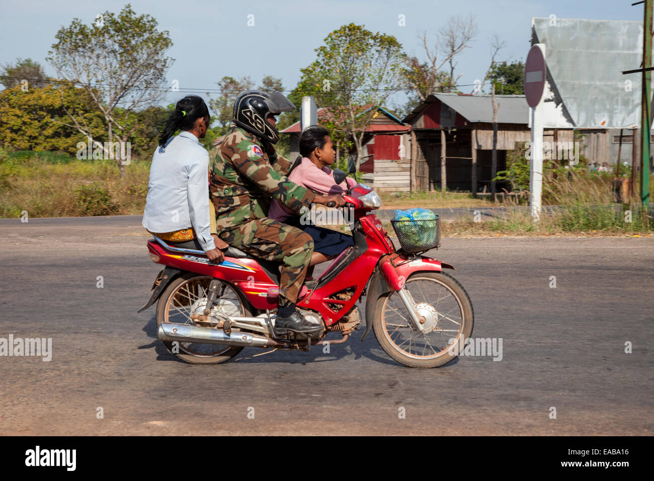 Le Cambodge. La famille sur une moto. Banque D'Images