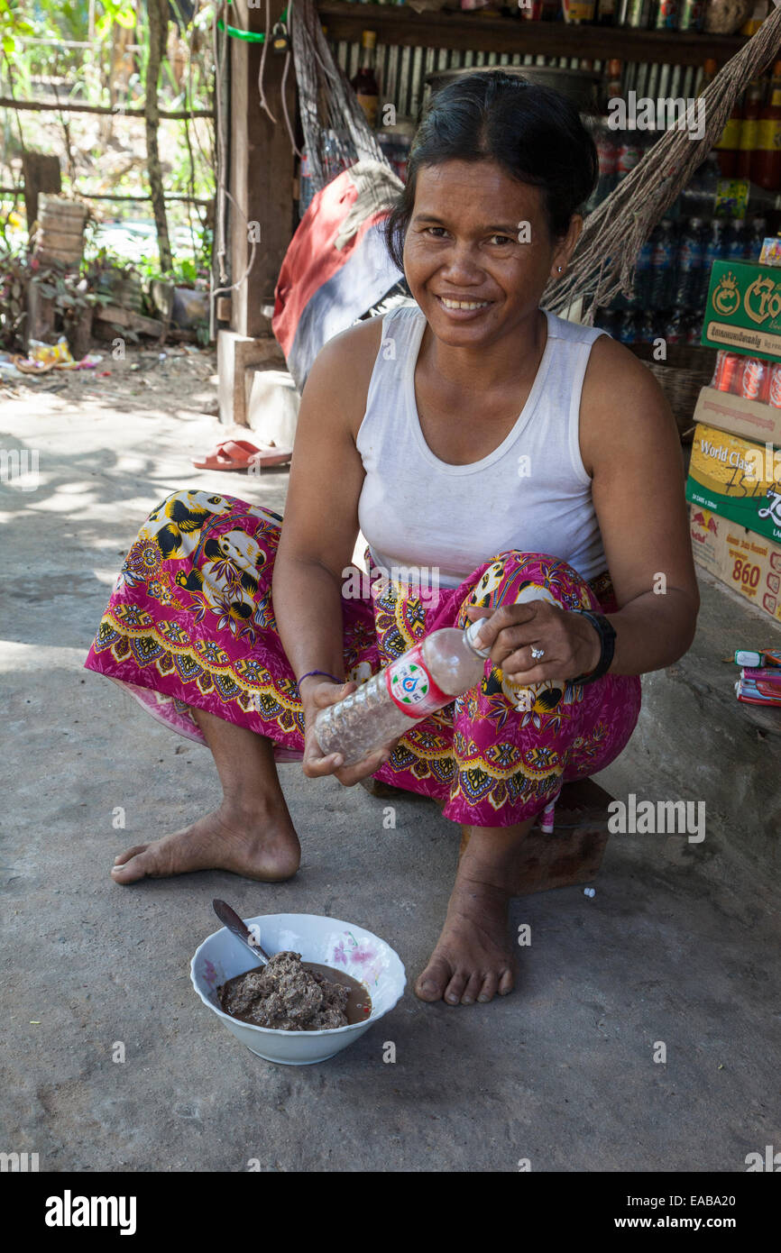 Le Cambodge. Femme rurale de préparer des aliments. Banque D'Images