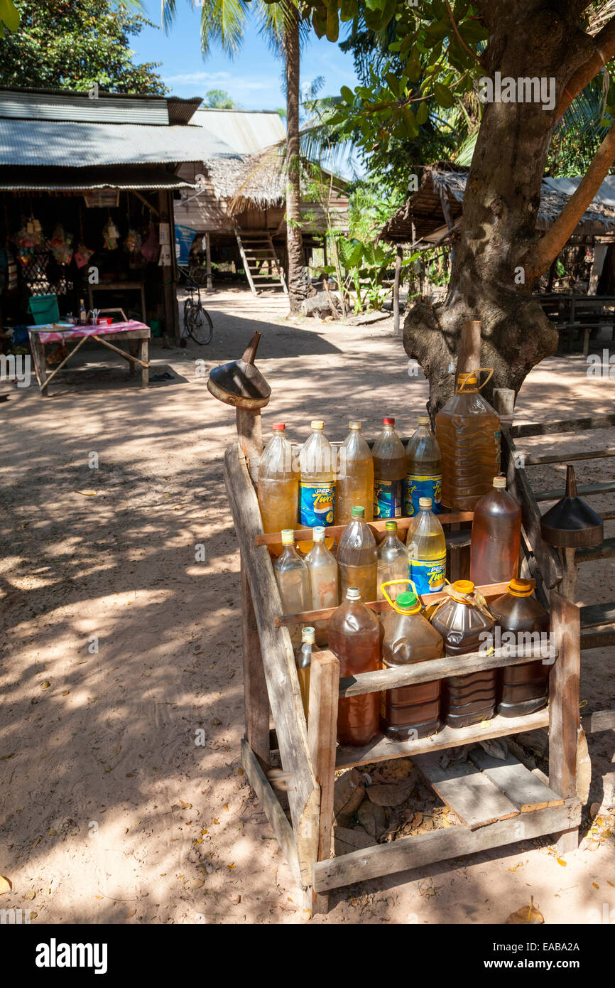 Le Cambodge. En vente sur l'essence litre des bouteilles sur des routes rurales Shop pour motocyclistes. Banque D'Images