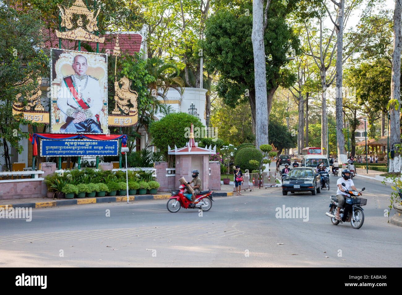 Cambodge, Siem Reap. Le trafic de rue, avec l'affiche en l'honneur de l'ancien roi Norodom Sihanouk. Banque D'Images