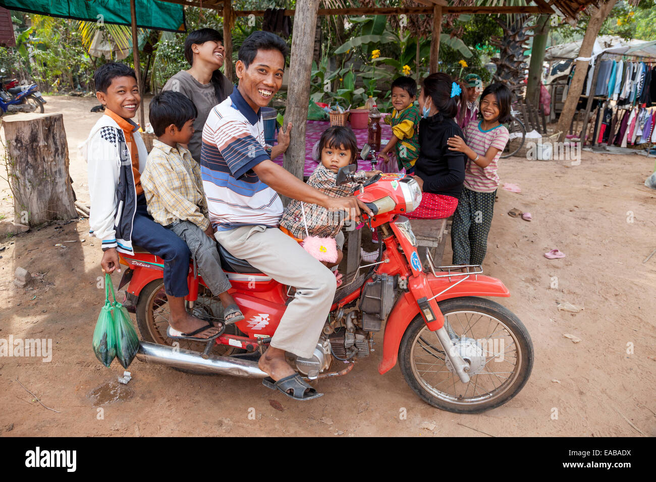 Le Cambodge. Le père et les enfants sur une moto, pas de casques. Marché près de Siem Reap. Banque D'Images