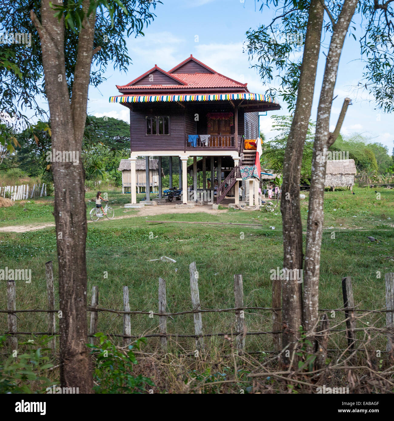 Le Cambodge. Maison Rurale moderne typique, avec un logement au-dessus de la zone de stockage au niveau du sol. Banque D'Images