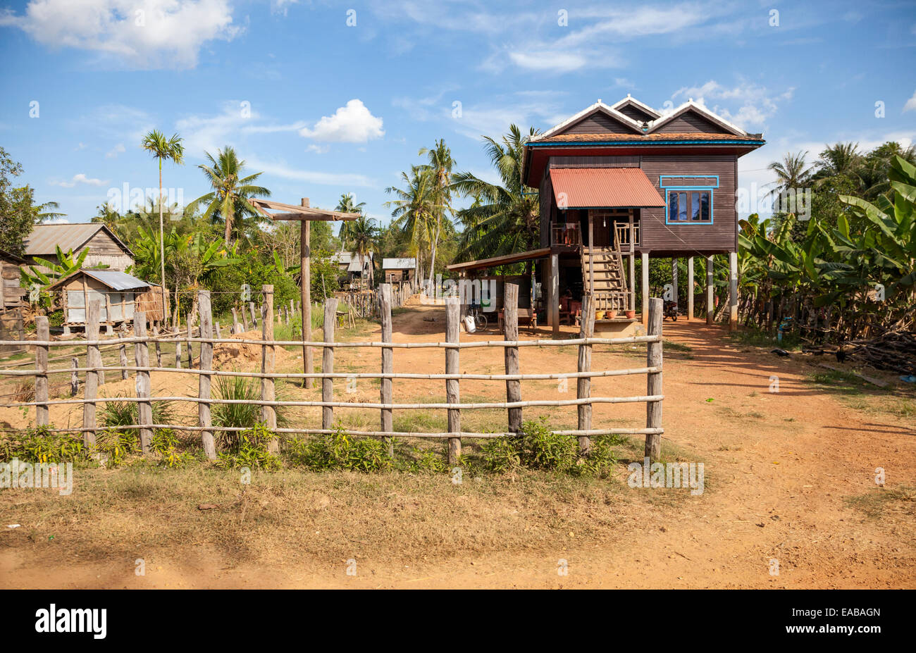 Le Cambodge. Maison rurale typique, avec un logement au-dessus de la zone de stockage au niveau du sol. Banque D'Images