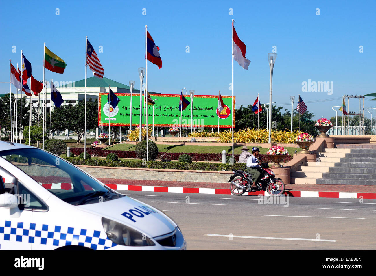 Nay Pyi Taw, le Myanmar. 11Th Nov, 2014. Association des nations de l'Asie du Sud-Est (ANASE) et d'autres pays, les drapeaux sont hissés à un rond-point à Nay Pyi Taw, le Myanmar, le 11 novembre, 2014. Le 25e Sommet de l'ANASE et sommet de l'Asie doivent avoir lieu à partir de mercredi à jeudi dans la région de Nay Pyi Taw. © U Aung/Xinhua/Alamy Live News Banque D'Images