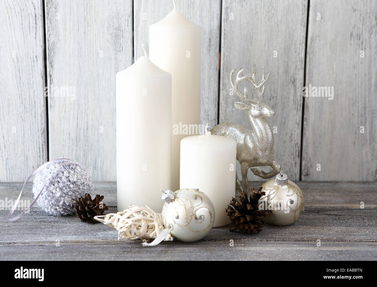 Les bougies blanches et avec des boules de Noël, la décoration, les planches de bois de cerf Banque D'Images