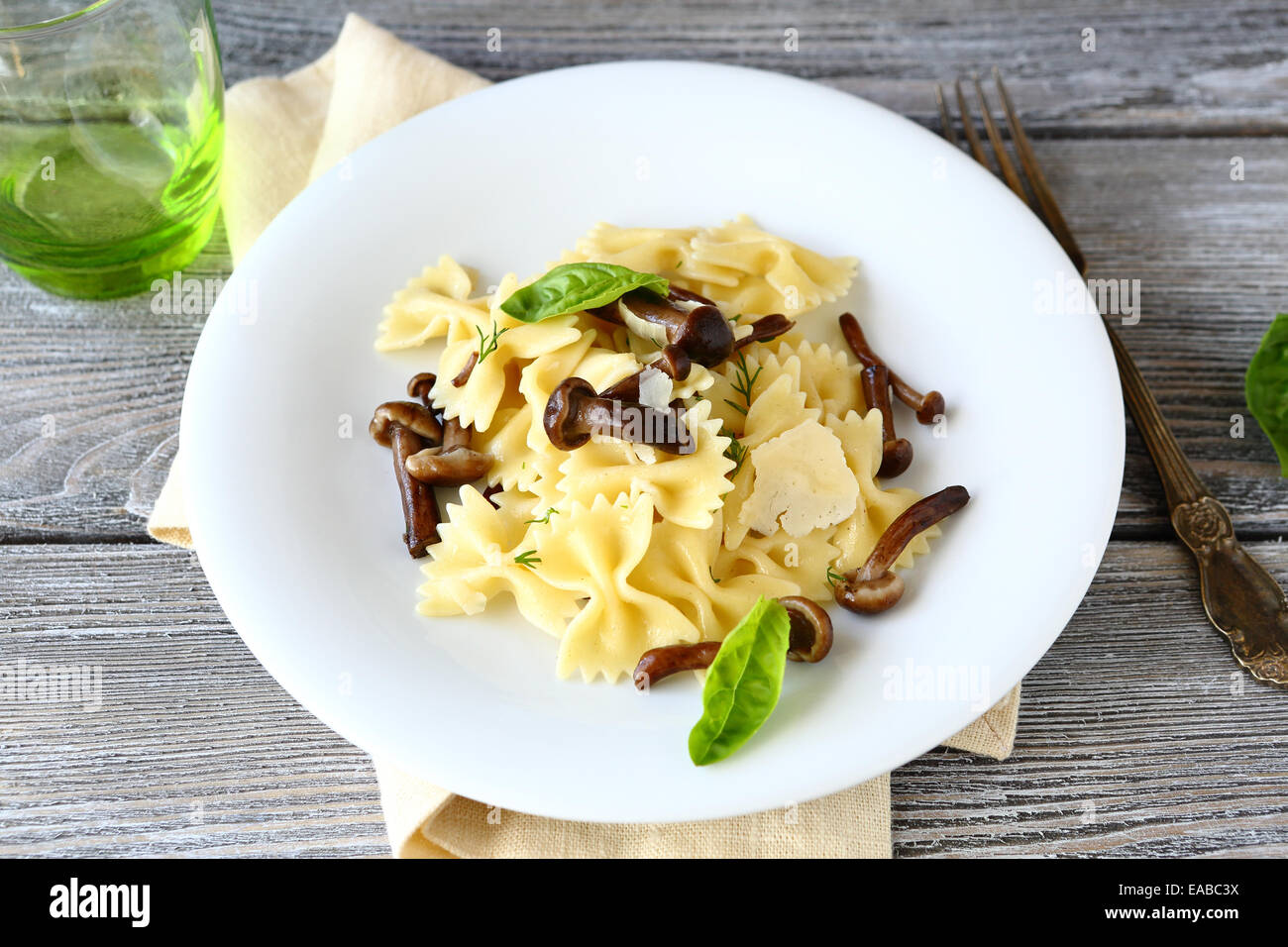 Délicieux plats de pâtes farfalle aux champignons dans une assiette, agarics miel Banque D'Images