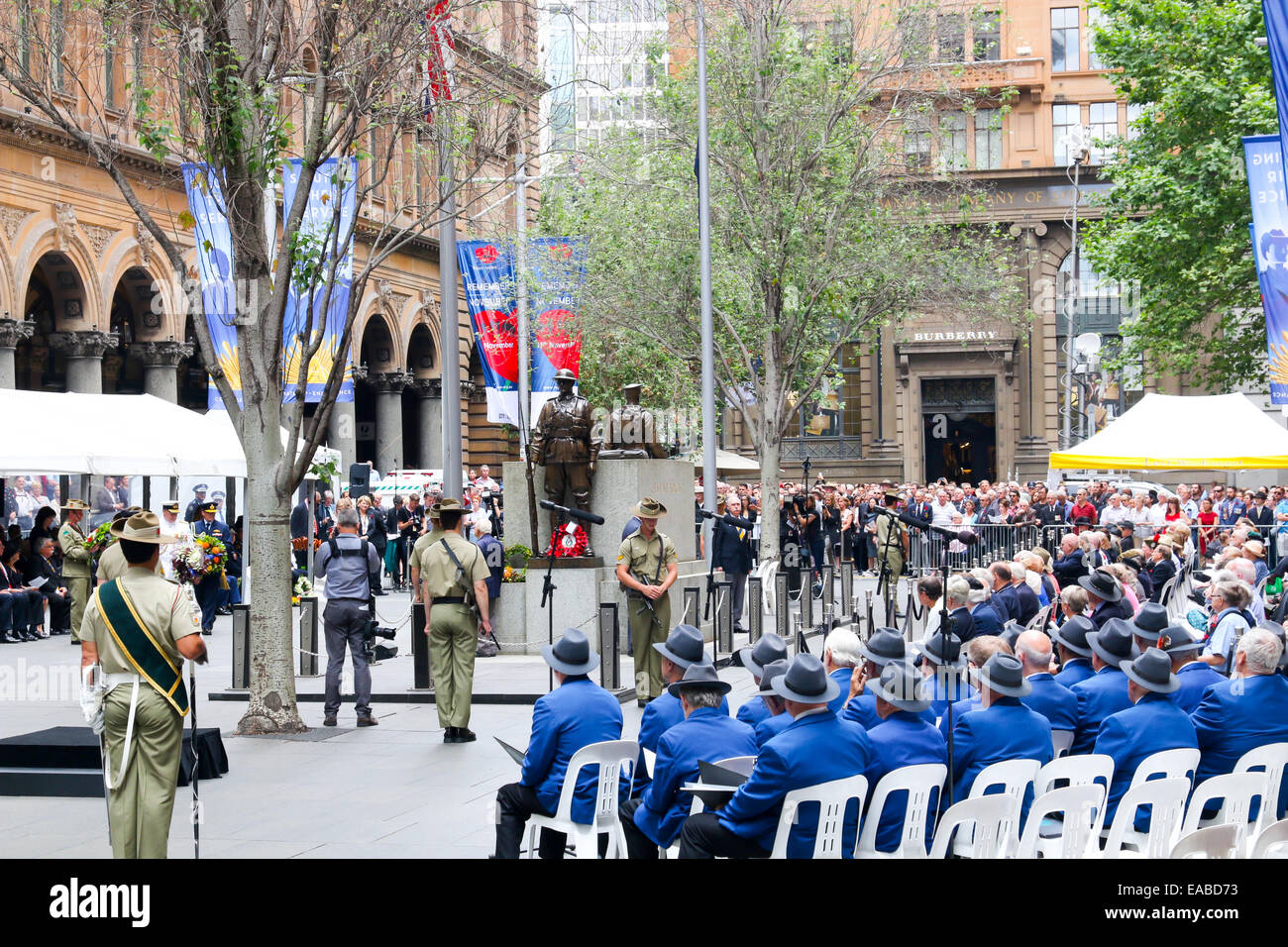 Sydney, Australie. 11Th Nov, 2014. L'Australie célèbre le Jour du Souvenir à Martin Place Sydney. Les politiciens ont participé à l'État et du Commonwealth, comme l'a fait le gouverneur de Nouvelle-Galles du Sud et beaucoup d'anciens militaires. Crédit : martin berry/Alamy Live News Banque D'Images