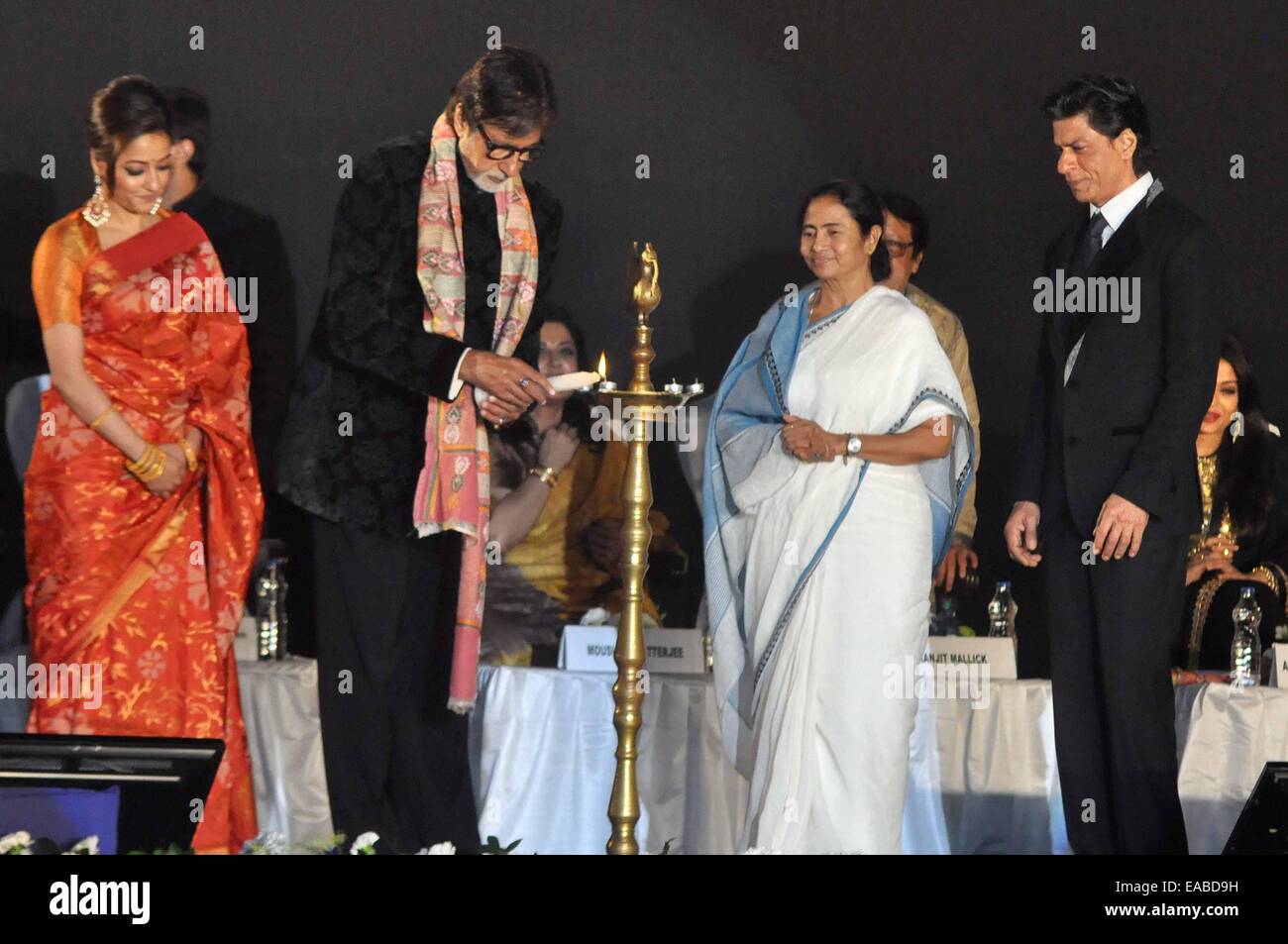 Le Ministre en chef du Bengale occidental Mamata Banerjee (deuxième de la droite) lors de la "20ème Festival International du Film de Kolkata', à Kolkata. © Bhaskar Mallick/Pacific Press/Alamy Live News Banque D'Images