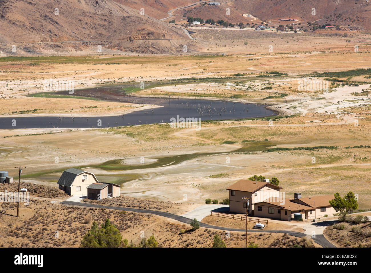 Lake Isabella près de Bakersfield, à l'Est de la vallée centrale de la Californie est à moins de 13 % de capacité après les quatre ans de sécheresse dévastatrice. Le réservoir est tombé si bas, que le niveau d'eau est en dessous du tuyau de sortie. Banque D'Images