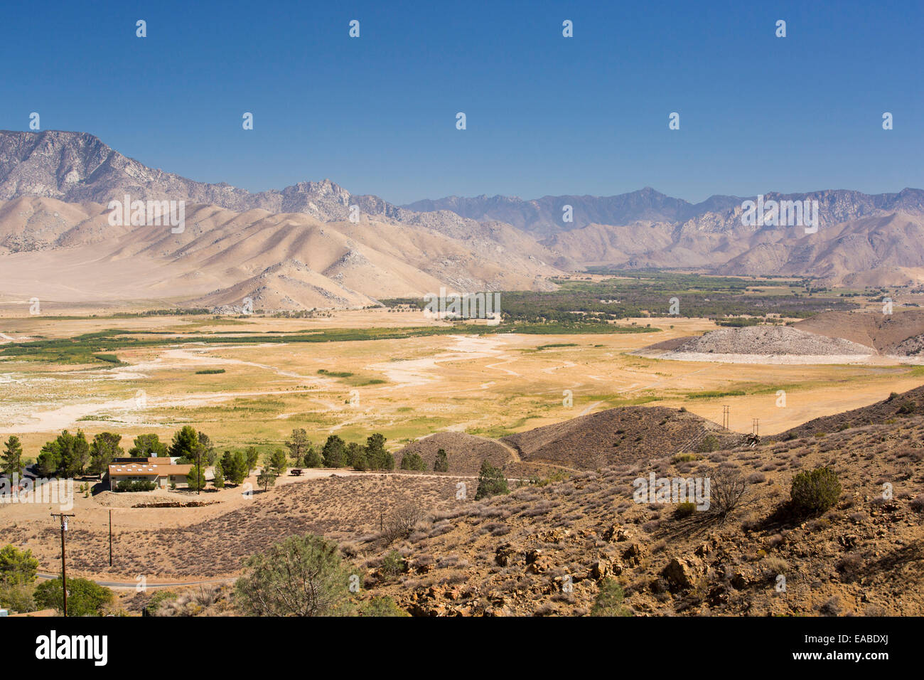 Lake Isabella près de Bakersfield, à l'Est de la vallée centrale de la Californie est à moins de 13 % de capacité après les quatre ans de sécheresse dévastatrice. Le réservoir est tombé si bas, que le niveau d'eau est en dessous du tuyau de sortie. Banque D'Images