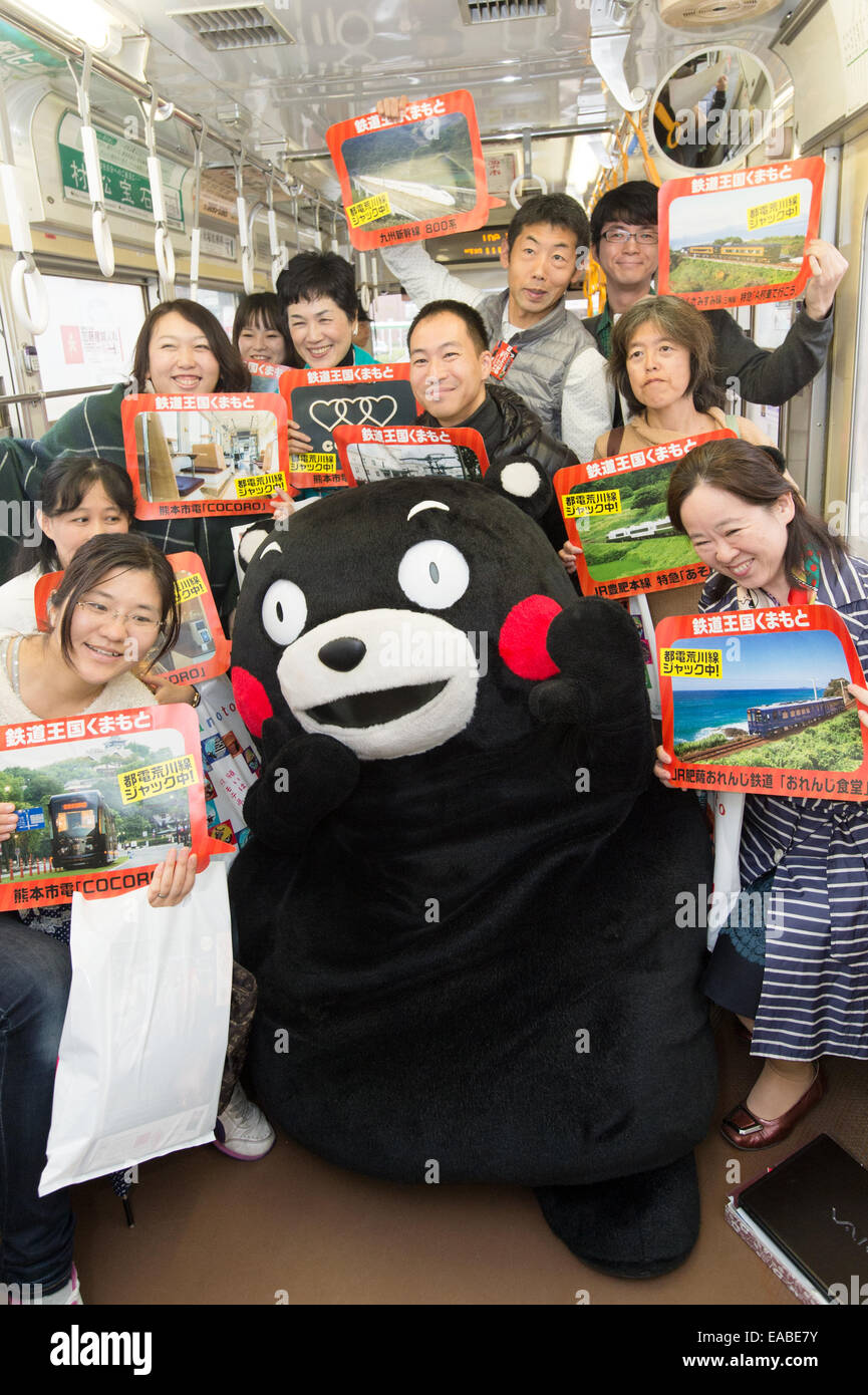 Tokyo, Japon. 1er novembre 2014. Kumamon, l'ours noir '-Yuru kyara' mascot du sud de la préfecture de Kumamoto au Japon, se déplace sur la ligne de tramway Arakawa le 1 novembre 2014. © AFLO/Alamy Live News Banque D'Images