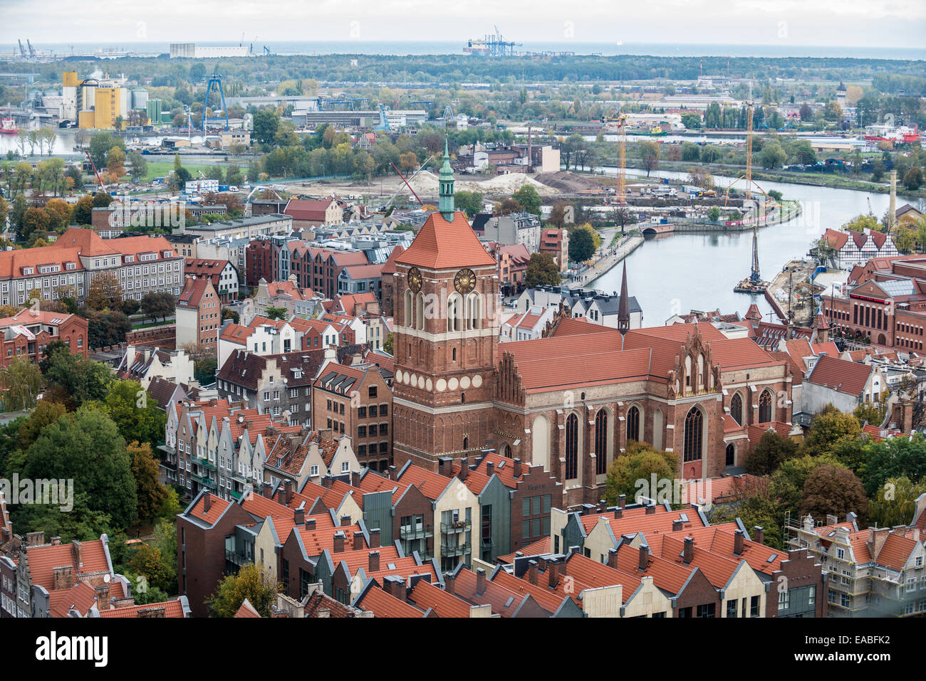 L'église gothique St John's situé dans la ville de Gdansk, à partir de la tour de la basilique de l'Assomption de la Très Sainte Vierge Marie Banque D'Images